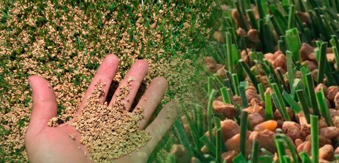 Sustrato de corcho granulado ECOFILL sostenido en una mano sobre césped sintético